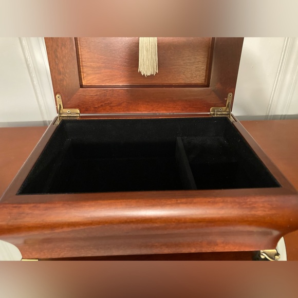 Vintage Bombay Co solid wood velvet lined jewelry box,removable tray,plays music - Picture 9 of 13